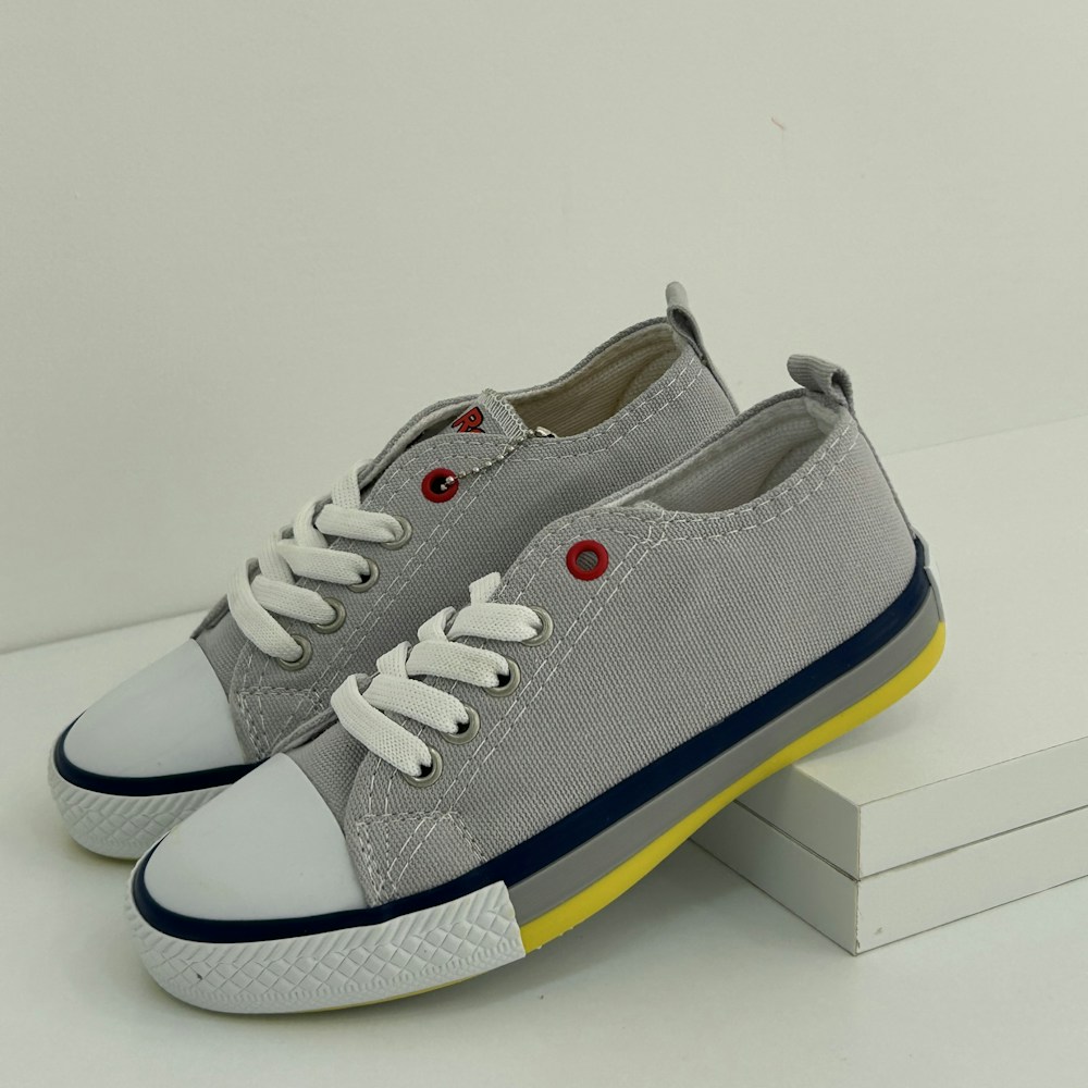 Sneakers gerecycled grijs